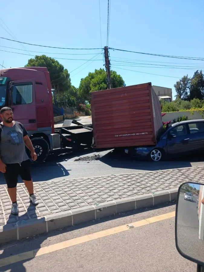 في راسمسقا: حاوية تنزلق من شاحنة ويسقط على سيارة